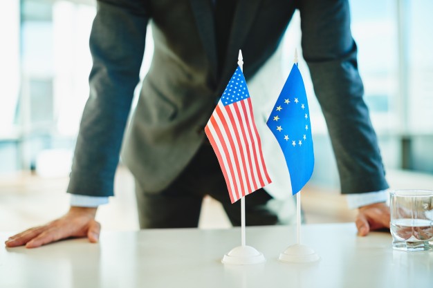 businessman-european-american-flags_1098-69